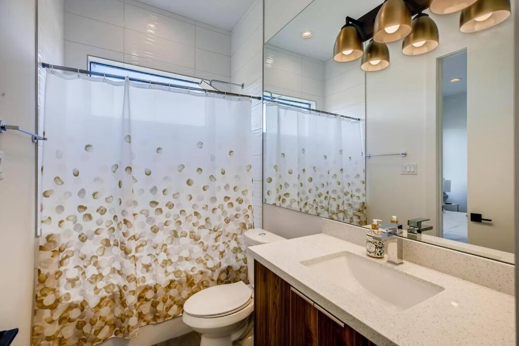 4 Story Home Mins To Downtown Houston With City Views Exteriör bild