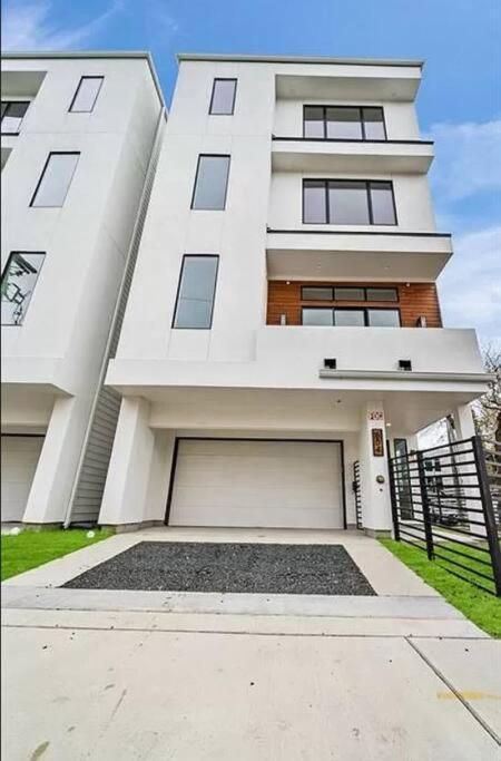 4 Story Home Mins To Downtown Houston With City Views Exteriör bild