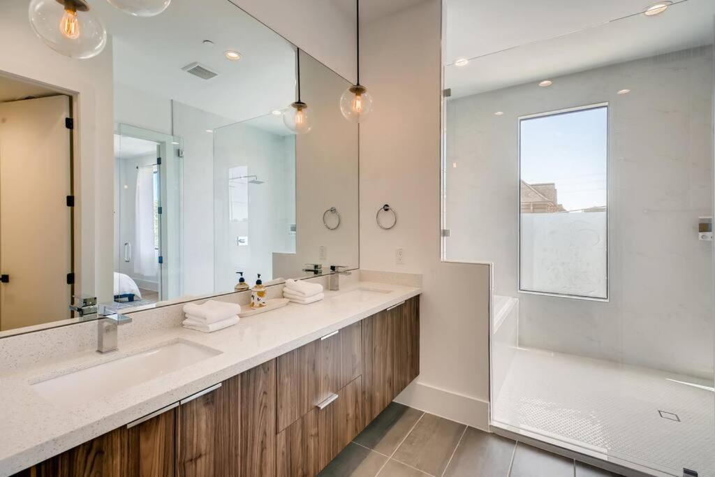 4 Story Home Mins To Downtown Houston With City Views Exteriör bild
