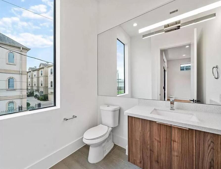 4 Story Home Mins To Downtown Houston With City Views Exteriör bild