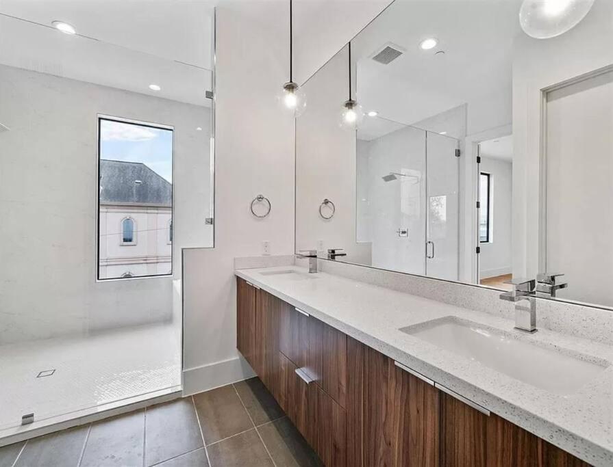 4 Story Home Mins To Downtown Houston With City Views Exteriör bild
