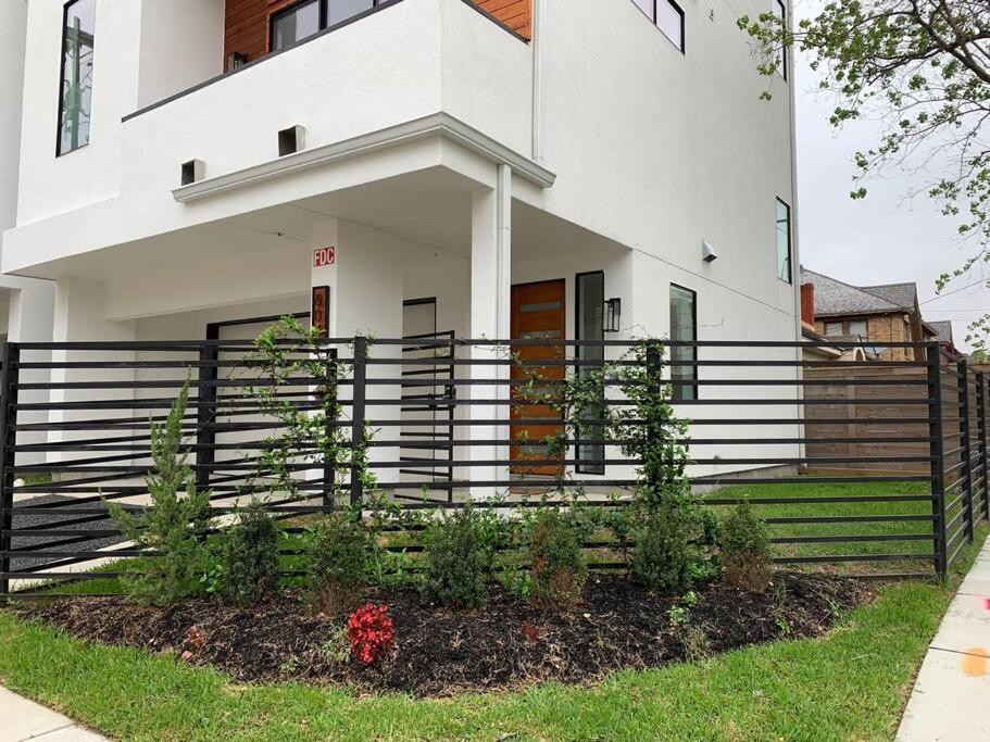 4 Story Home Mins To Downtown Houston With City Views Exteriör bild